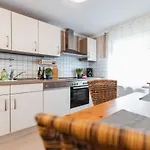 Bg Living & Hosting - Mosel-fachwerkhaus Nahe Calmont Klettersteig - 2 Schlafzimmer, Parkplatz, Wlan & Netflix, 5 Personen 펜션 에디게르-엘러