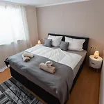 Bg Living & Hosting - Mosel-fachwerkhaus Nahe Calmont Klettersteig - 2 Schlafzimmer, Parkplatz, Wlan & Netflix, 5 Personen 펜션 에디게르-엘러