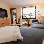 Bg Living & Hosting - Mosel-fachwerkhaus Nahe Calmont Klettersteig - 2 Schlafzimmer, Parkplatz, Wlan & Netflix, 5 Personen 펜션