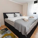Bg Living & Hosting - Mosel-fachwerkhaus Nahe Calmont Klettersteig - 2 Schlafzimmer, Parkplatz, Wlan & Netflix, 5 Personen 에디게르-엘러