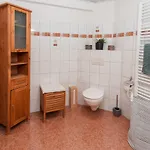Bg Living & Hosting - Mosel-fachwerkhaus Nahe Calmont Klettersteig - 2 Schlafzimmer, Parkplatz, Wlan & Netflix, 5 Personen *