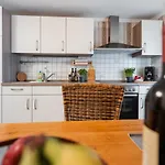 Bg Living & Hosting - Mosel-fachwerkhaus Nahe Calmont Klettersteig - 2 Schlafzimmer, Parkplatz, Wlan & Netflix, 5 Personen * Ediger-Eller