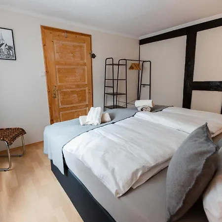 Bg Living & Hosting - Mosel-fachwerkhaus Nahe Calmont Klettersteig - 2 Schlafzimmer, Parkplatz, Wlan & Netflix, 5 Personen 펜션 에디게르-엘러