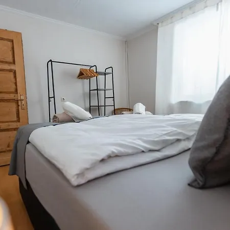 Feriehus Bg Living & Hosting - Mosel-fachwerkhaus Nahe Calmont Klettersteig - 2 Schlafzimmer, Parkplatz, Wlan & Netflix, 5 Personen