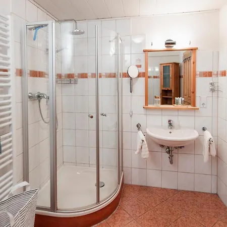 Bg Living & Hosting - Mosel-fachwerkhaus Nahe Calmont Klettersteig - 2 Schlafzimmer, Parkplatz, Wlan & Netflix, 5 Personen * Ediger-Eller