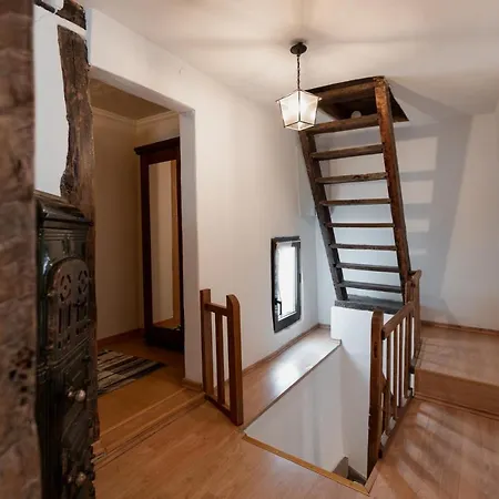Bg Living & Hosting - Mosel-fachwerkhaus Nahe Calmont Klettersteig - 2 Schlafzimmer, Parkplatz, Wlan & Netflix, 5 Personen *