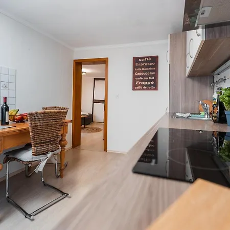 Feriehus Bg Living & Hosting - Mosel-fachwerkhaus Nahe Calmont Klettersteig - 2 Schlafzimmer, Parkplatz, Wlan & Netflix, 5 Personen *