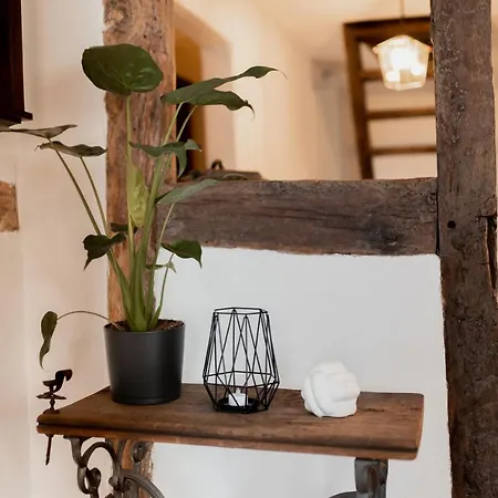 Bg Living & Hosting - Mosel-fachwerkhaus Nahe Calmont Klettersteig - 2 Schlafzimmer, Parkplatz, Wlan & Netflix, 5 Personen *