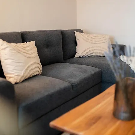 Holiday home Bg Living & Hosting - Mosel-fachwerkhaus Nahe Calmont Klettersteig - 2 Schlafzimmer, Parkplatz, Wlan & Netflix, 5 Personen *