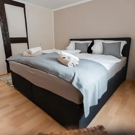 Holiday home Bg Living & Hosting - Mosel-fachwerkhaus Nahe Calmont Klettersteig - 2 Schlafzimmer, Parkplatz, Wlan & Netflix, 5 Personen