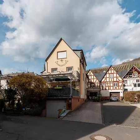 Feriehus Bg Living & Hosting - Mosel-fachwerkhaus Nahe Calmont Klettersteig - 2 Schlafzimmer, Parkplatz, Wlan & Netflix, 5 Personen