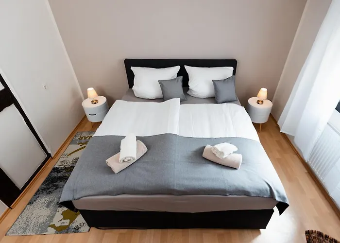 Bg Living & Hosting - Mosel-fachwerkhaus Nahe Calmont Klettersteig - 2 Schlafzimmer, Parkplatz, Wlan & Netflix, 5 Personen