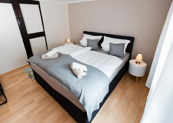 Casa de Férias Bg Living & Hosting - Mosel-fachwerkhaus Nahe Calmont Klettersteig - 2 Schlafzimmer, Parkplatz, Wlan & Netflix, 5 Personen Ediger-Eller