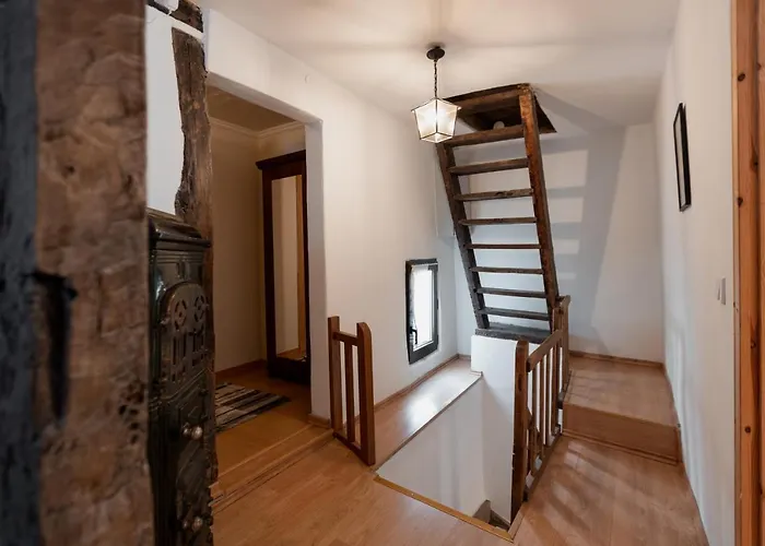 Bg Living & Hosting - Mosel-fachwerkhaus Nahe Calmont Klettersteig - 2 Schlafzimmer, Parkplatz, Wlan & Netflix, 5 Personen *