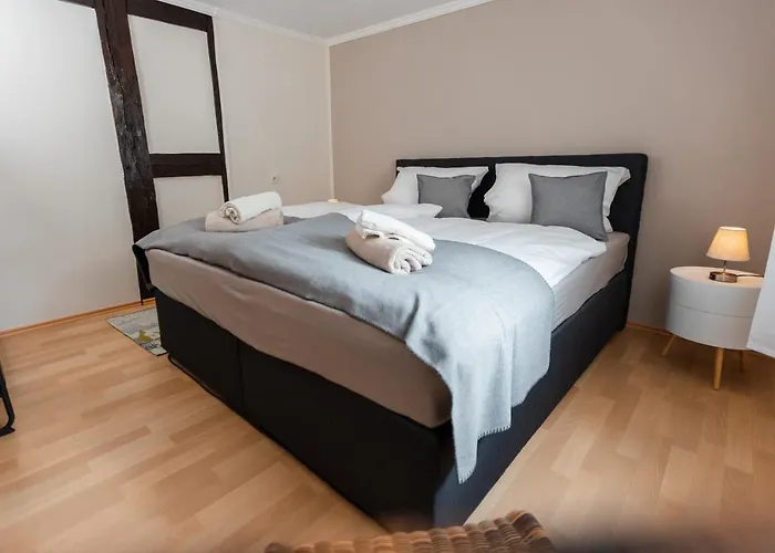 Casa de Férias Bg Living & Hosting - Mosel-fachwerkhaus Nahe Calmont Klettersteig - 2 Schlafzimmer, Parkplatz, Wlan & Netflix, 5 Personen