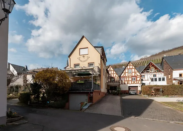 Casa de Férias Bg Living & Hosting - Mosel-fachwerkhaus Nahe Calmont Klettersteig - 2 Schlafzimmer, Parkplatz, Wlan & Netflix, 5 Personen